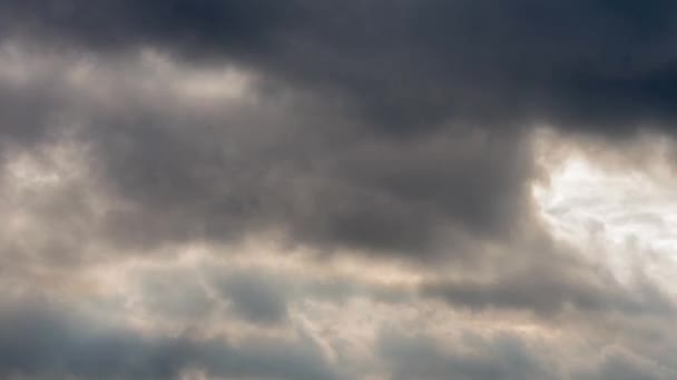 雨前的夜空 积雨云在天空中飞驰而过 灿烂的阳光 — 图库视频影像