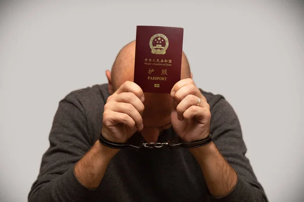 中国からの難民 手錠で中国からの移民の不法移民の問題 — ストック写真