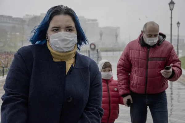 Ατμοσφαιρική Ρύπανση Στην Πόλη Κίνδυνος Αερομεταφερόμενης Μόλυνσης Άνθρωποι Ιατρικές Μάσκες — Φωτογραφία Αρχείου