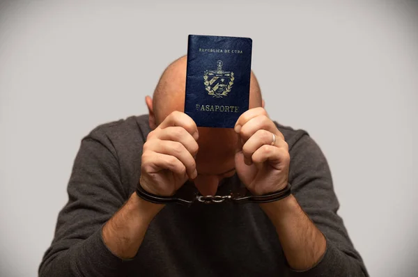キューバからの難民の不法移民 手錠でのキューバ移民の問題 国境を越えた不法侵入者が逮捕された — ストック写真