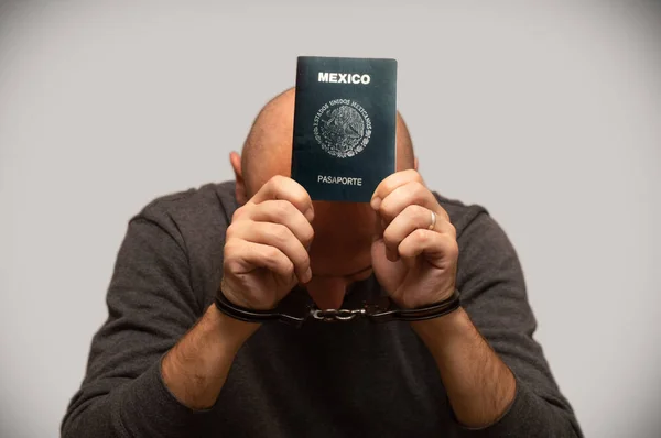 メキシコからの難民の不法移民 メキシコからの移民の手錠の問題 国境を越えた不法侵入者が逮捕された — ストック写真