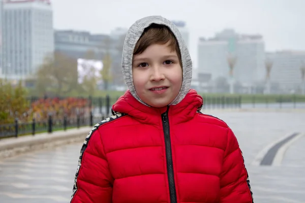 Pouliční Portrét Chlapce Kapuci Asi Let Vesele Smějící Pozadí Městských — Stock fotografie