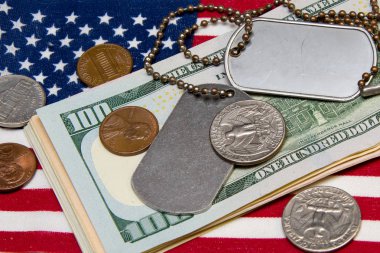 Yüz dolarlık banknotta ordu kimlik madalyonları var. Konsept: Ordu emekliliği, orduda maaş, ordu sigortası, paralı askerler ve müteahhitler.