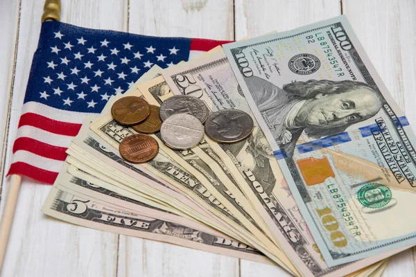 Amerikan bayrağında Amerikan doları ve paraları var..