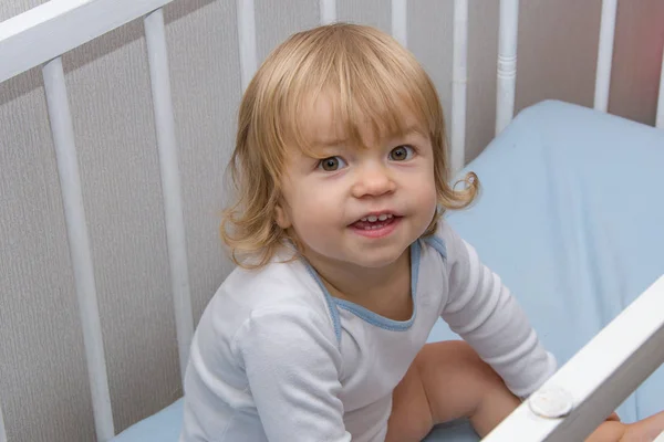 一个小女孩在婴儿床里的画像 孩子气的自发性 滑稽的脸 快乐而快乐的样子 健康和心情好 — 图库照片