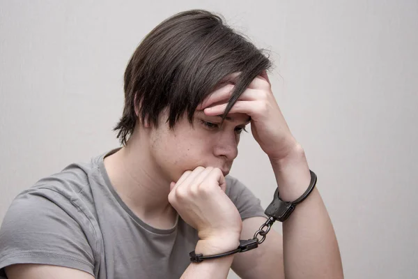 Adolescente Algemado Senta Num Fundo Cinzento Delinquente Juvenil Responsabilidade Criminal — Fotografia de Stock