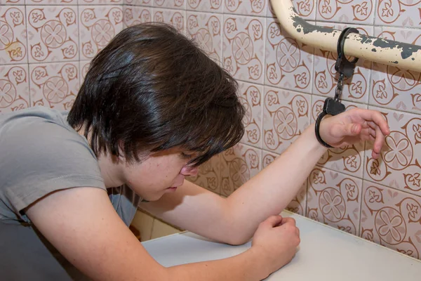 Adolescente Está Esposado Una Batería Violencia Doméstica Contra Los Niños — Foto de Stock