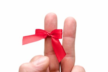 Sol elin orta parmağı, arka planda kırmızı bir fiyonk ile süslenmiş, iki parmağın hareketi. Erkeklere tebrikler, kadın feminizmi, tecrit.