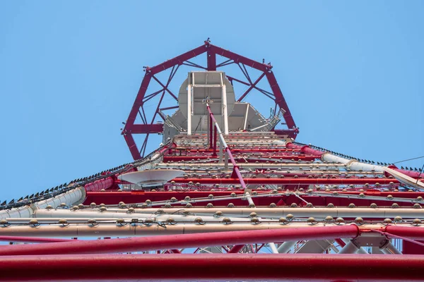 Conexión Tubos Acero Rojo Contra Cielo Azul Apoyando Las Estructuras — Foto de Stock