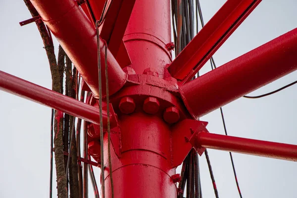 Tubería Roja Contra Cielo Azul Soportes Puentes Estructuras Metálicas — Foto de Stock