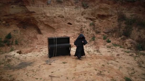Ein Mönch Schwarzem Gewand Mit Kapuze Sitzt Auf Einem Freien — Stockvideo