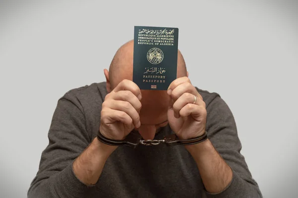 アルジェリアからの難民の不法移民の問題 手錠でアルジェリア移民 国内での不法滞在 — ストック写真