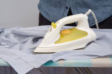 Yaklaşık 30 yaşındaki bir adam ütüyle giysilerini ütülüyor, bekâr hayatı sürüyor, bir randevuya gidiyor, bir kadına yardım ediyor..