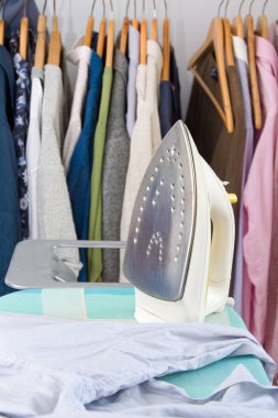 Demir, birçok şeyin ve kıyafetin arka planında Ütü Kurulu 'nda duruyor. Yıkandıktan sonra bir sürü kıyafet ütülemek zorunda kalıyorum..