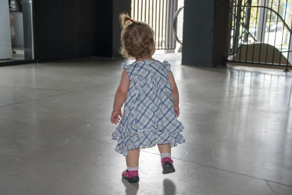 Mała Dziewczynka Sama Lądowaniu Koncepcja Sierocińce Sieroty Pozostawione Przez Rodziców — Zdjęcie stockowe