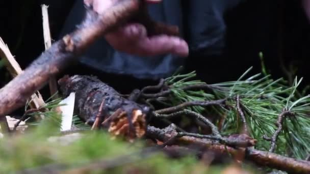 Mnich Czarnej Szacie Układa Drewno Ogień Lesie — Wideo stockowe