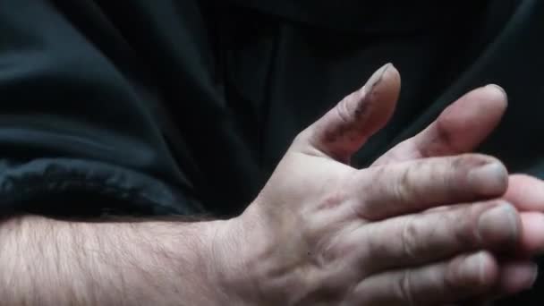 Monge Abre Suas Mãos Trêmulas Isqueiro Nelas — Vídeo de Stock