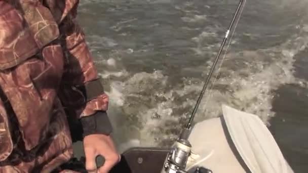 Pescatore Controlla Una Barca Gonfiabile Con Motore Sul Lago Pescare — Video Stock