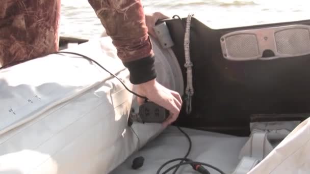Pescador Masculino Infla Barco Inflável Borracha Com Compressor Costa Preparando — Vídeo de Stock