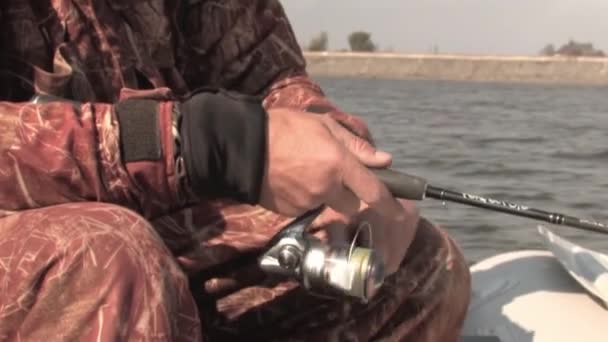 Homem Pescador Pescando Com Uma Vara Giratória Sentada Barco Borracha — Vídeo de Stock