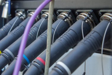 Mobil bir TV istasyonunun elektrik teçhizatlarının bağlantılarına eklenen prizler; Belarus, Minsk, 26 Kasım 2019.