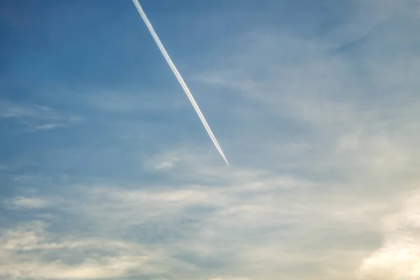 Aereo Passeggeri Vola Alto Contro Cielo Del Tramonto Lasciando Dietro — Foto Stock