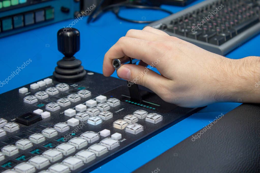 El director controla el control remoto para la transmisión en vivo, la