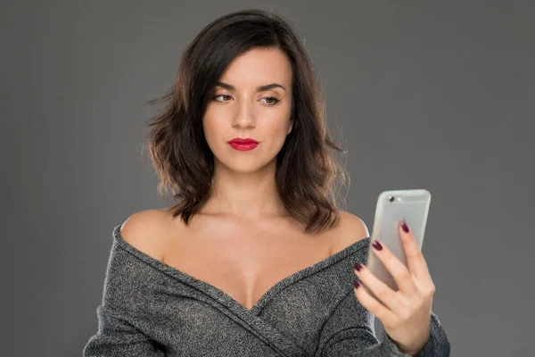 Retrato Uma Jovem Anos Aparência Modelo Lendo Mensagens Telefone Emoções — Fotografia de Stock