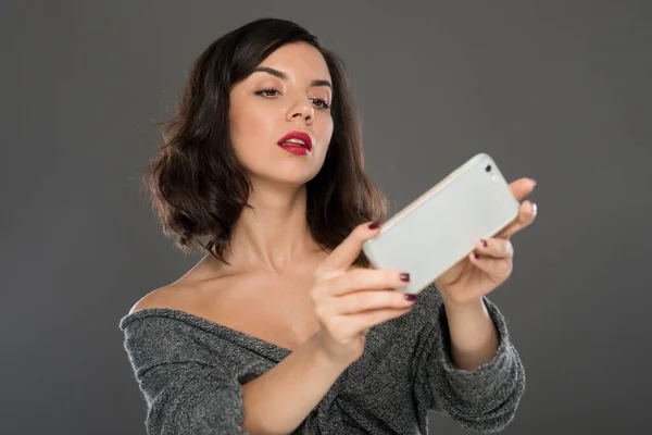 Retrato Uma Mulher Aparência Modelo Anos Idade Fotografando Telefone Fundo — Fotografia de Stock