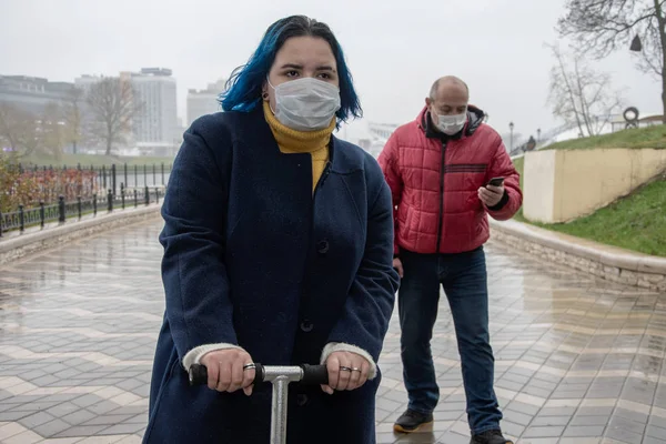 Brote Enfermedades Infecciosas Ciudad Riesgo Contraer Virus Calle Pasajeros Máscaras — Foto de Stock