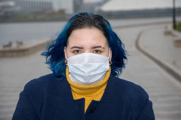 Πορτραίτο Δρόμου Ενός Κοριτσιού Ετών Μια Ιατρική Μάσκα Στο Πρόσωπό — Φωτογραφία Αρχείου