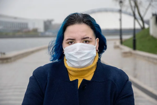 Πορτραίτο Δρόμου Μιας Κοπέλας Ετών Μια Ιατρική Μάσκα Στο Πρόσωπό — Φωτογραφία Αρχείου