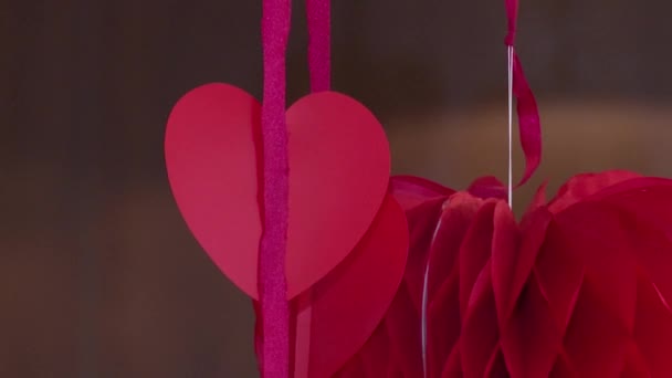 红纸红心挂在天花板上的彩带上 是爱情的象征 也是婚礼的庆祝 — 图库视频影像