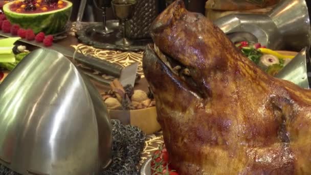 Stole Jest Gotowe Danie Smażona Głowa Świni Różne Przekąski Żywność — Wideo stockowe