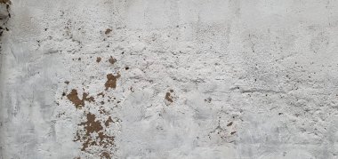 Beton duvarın dokusu, dengesizce sıvanmış, delikler ve delikler, rutubet, pürüzler ve düzensizlikler yüzünden lekeler..