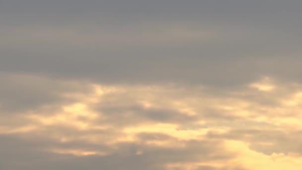 Nuvens Escuras Amarelas Flutuam Através Céu Nuvens Cirros Sol Está — Vídeo de Stock