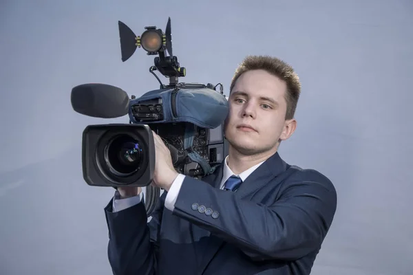 Portrait Young Man Suit Who Stands Holding Camera His Shoulder — Stock Photo, Image