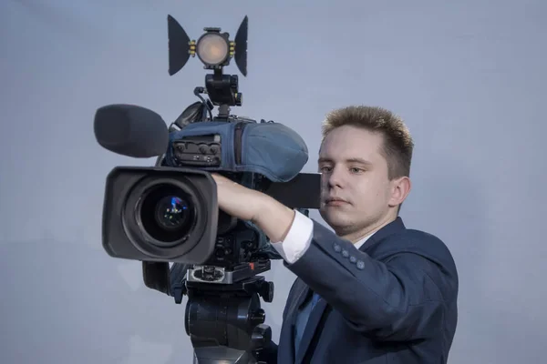 Портрет Молодого Человека Костюме Стоящего Телевизионной Камерой Светлом Фоне Оператор — стоковое фото
