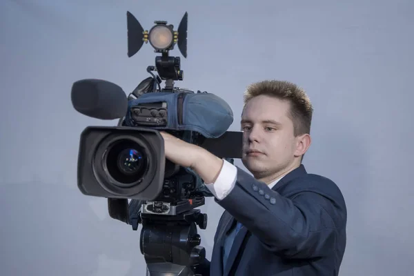 Portrait Jeune Homme Costume Qui Tient Derrière Une Caméra Télévision — Photo