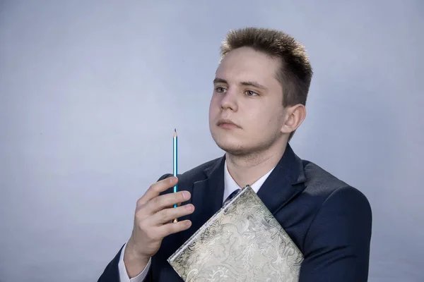 Elinde Kalem Defteri Olan Takım Elbiseli Kravatlı Genç Bir Adamın — Stok fotoğraf