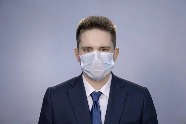 Πορτρέτο Ενός Νεαρού Κοστούμι Και Ιατρική Μάσκα Ατομική Προστασία Των — Φωτογραφία Αρχείου