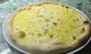 Quatro Formaggi pizzası (dört çeşit peynir)