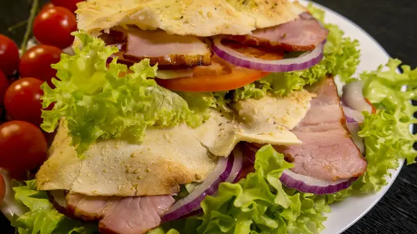 Sándwich Con Alces Hojas Lechuga Está Plato Blanco Surtido Pizzería — Foto de Stock