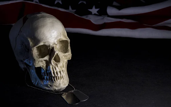 Crânio Com Medalhões Militares Fundo Escuro Com Bandeira Americana Conceito — Fotografia de Stock