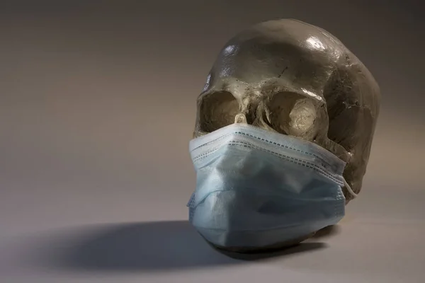 Ein Menschlicher Schädel Medizinischer Maske Auf Dunklem Hintergrund Konzept Sterblichkeit — Stockfoto