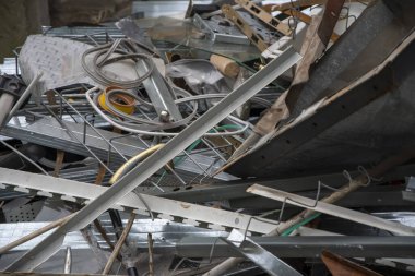 Hurda metal yığını, bükülmüş ve gereksiz metal parçaları, ayrı çöp toplama..