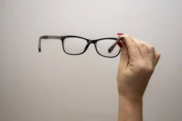 Mano Una Mujer Sostiene Gafas Selección Gafas Para Mejorar Visión — Foto de Stock