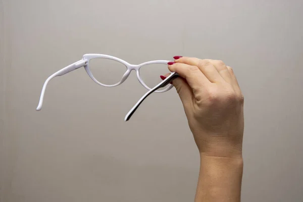 Mano Una Mujer Sostiene Gafas Selección Gafas Para Mejorar Visión — Foto de Stock