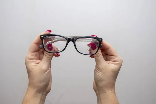 Mano Una Mujer Sostiene Gafas Selección Gafas Para Mejorar Visión — Foto de Stock