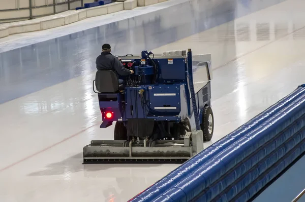 Die Maschine Füllt Das Eis Auf Der Eisbahn Für Skater — Stockfoto